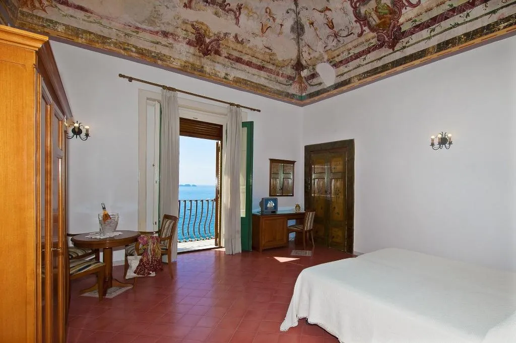 Room, California, Naples