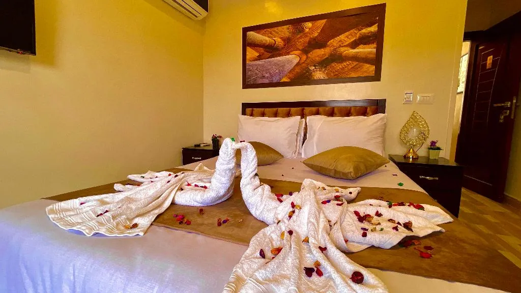 DOUBLE SUPERIOR KING BED Room, Nemes Pyramids View Inn, Cairo