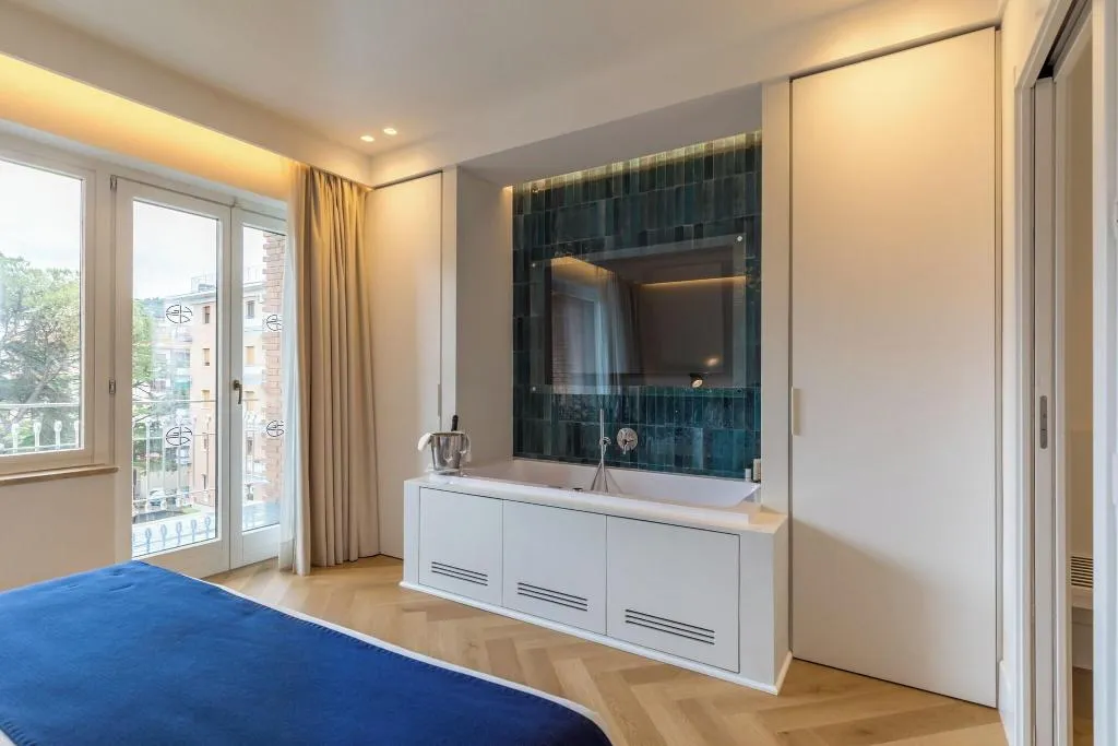 SUITE QUEEN SIZE BED Room, Grand Hotel Cesare Augusto, Naples