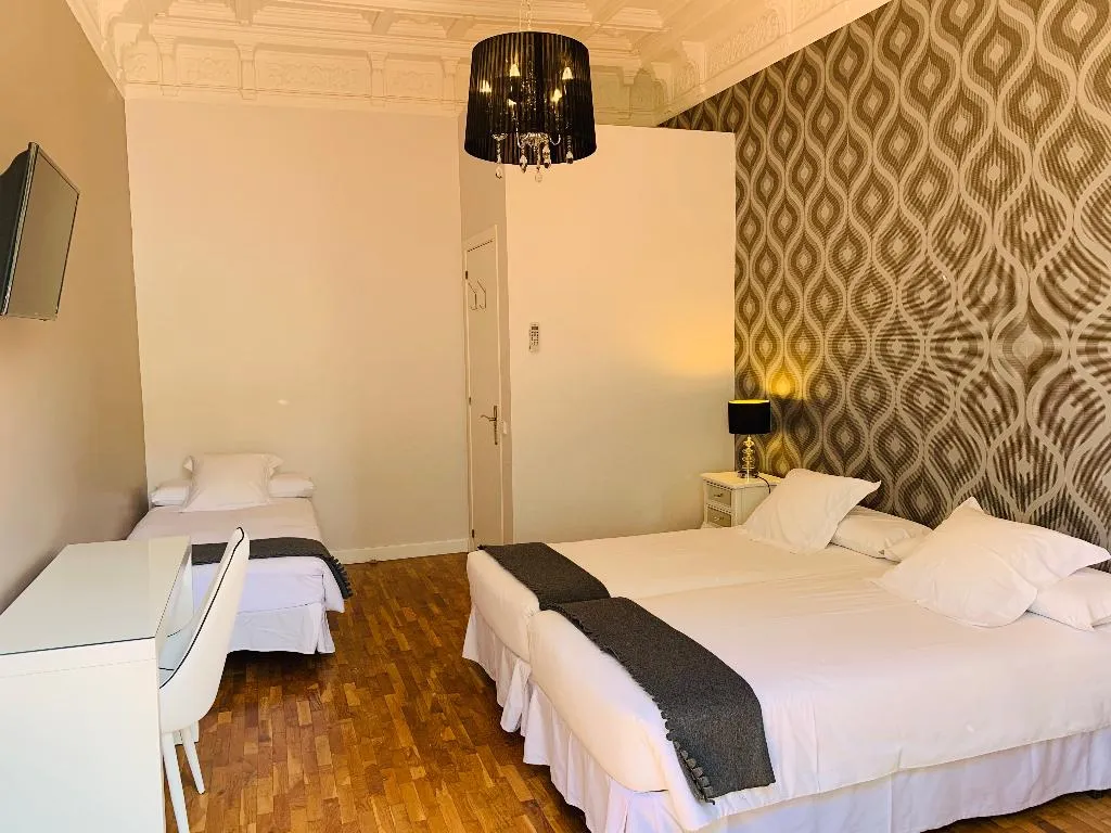 TRIPLE Private external bathroom Room, Super Balmes Guest House, Barcelona