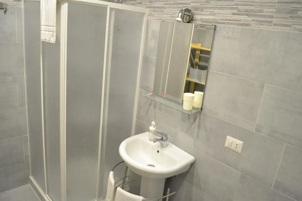 Room, Bassetto 013, Naples