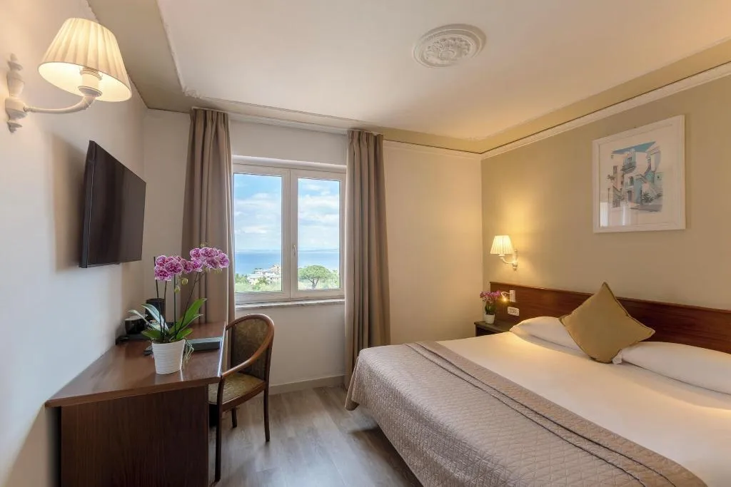 DOUBLE CLASSIC QUEEN BED Room, Hotel Central, Naples