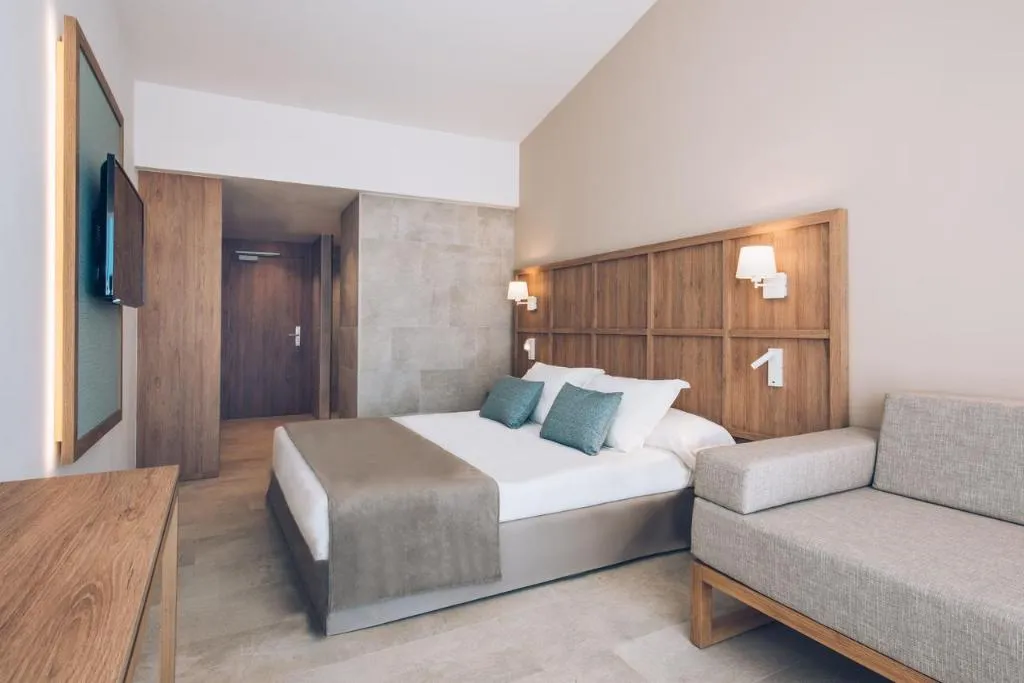 FAMILY ROOM GARDEN VIEW Room, Iberostar Waves Cala Domingos, Majorca