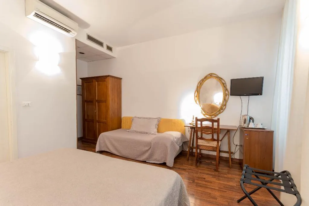 TRIPLE CLASSIC Room, Hotel Rex, Florence