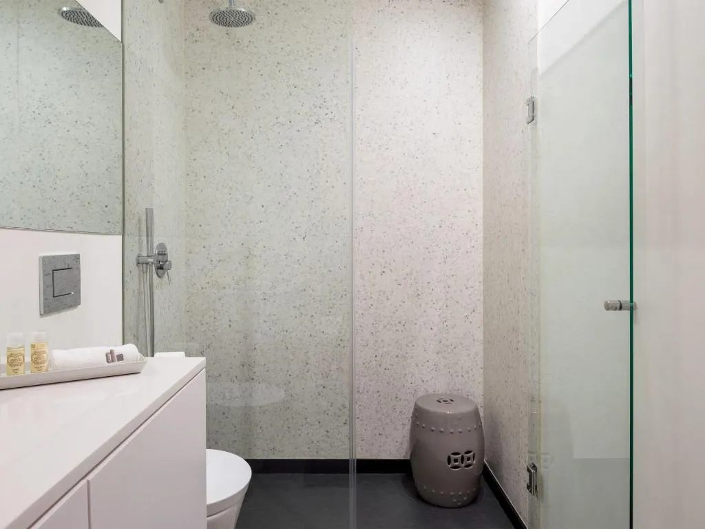 Room, Domum, Porto