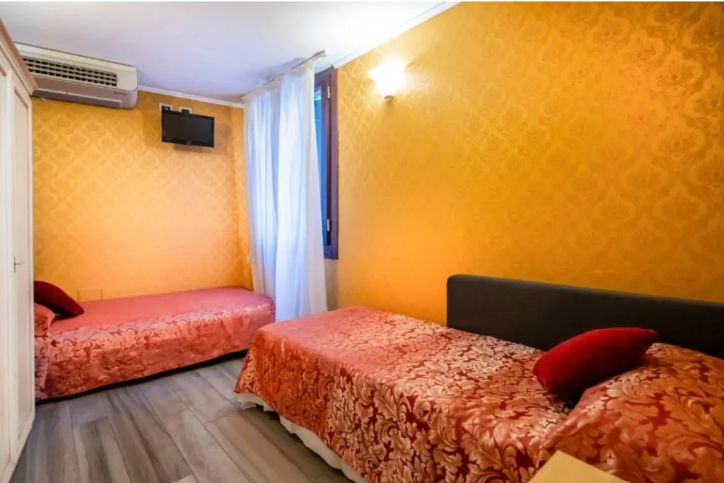 JUNIOR SUITE CANAL VIEW Room, Tintoretto Hotel, Venice