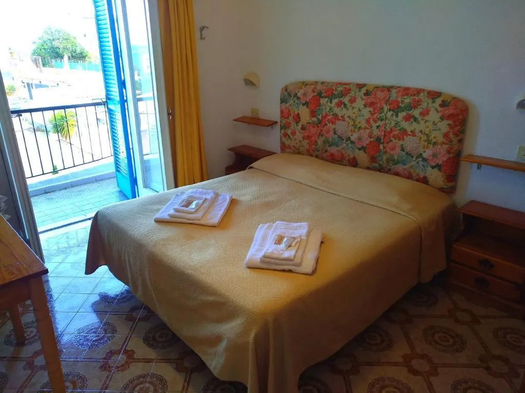 DOUBLE STANDARD Room, La Maggioressa, Naples