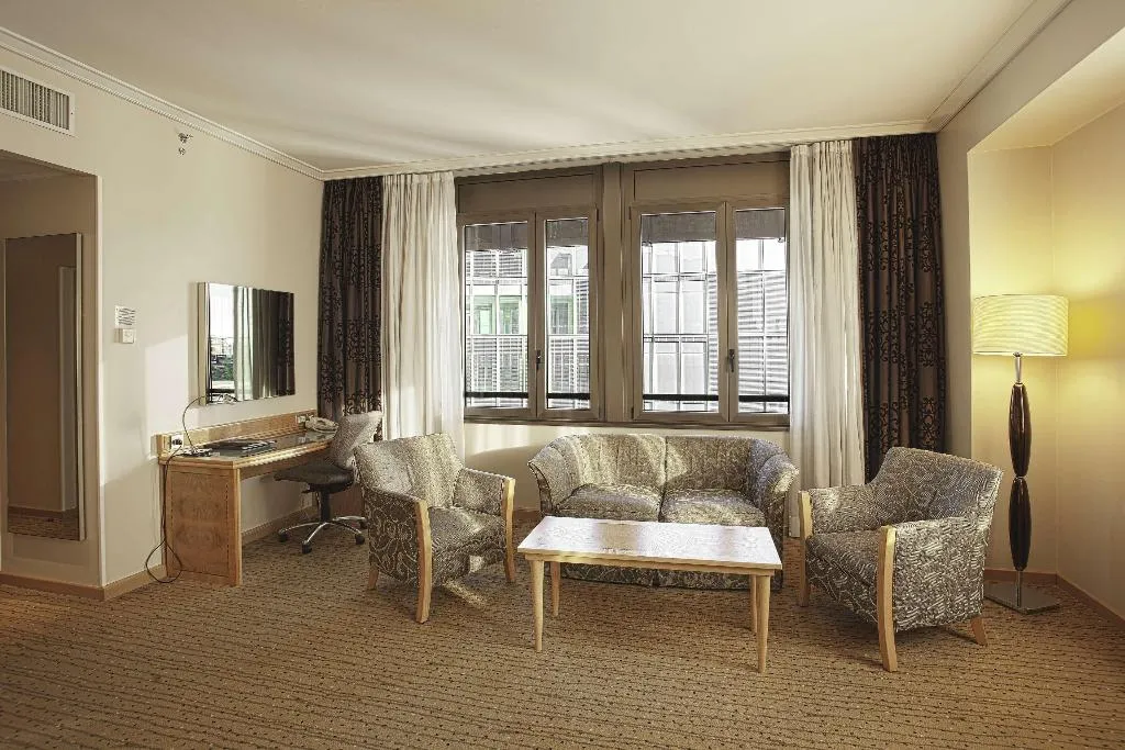 DOUBLE DELUXE KING BED Room, Hilton Milan, Milan