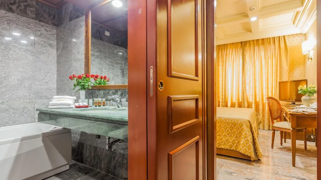 Room, Madison, Rome