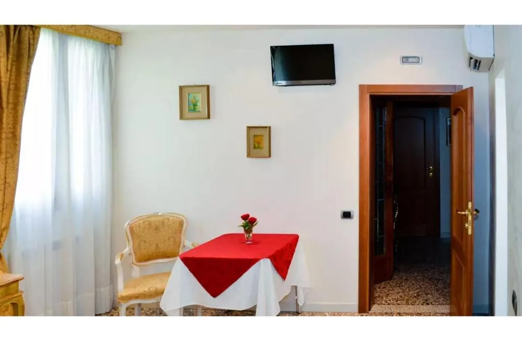Room, Angeles Inn, Venice