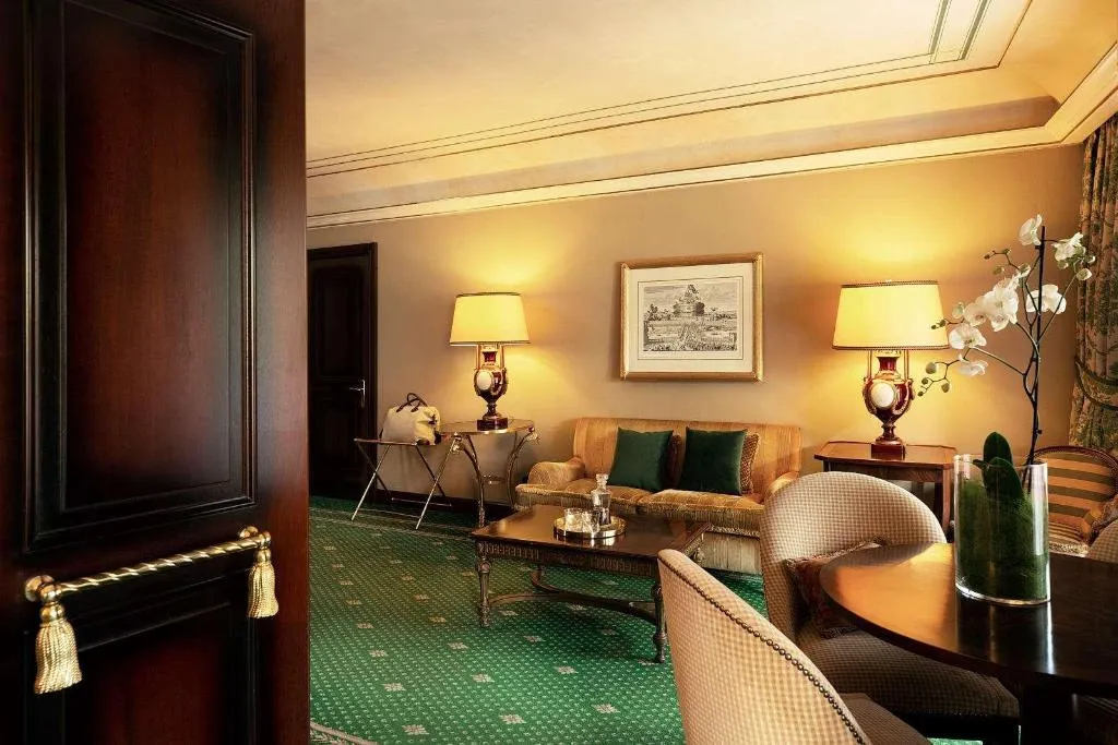 Room, River Chateau, Rome