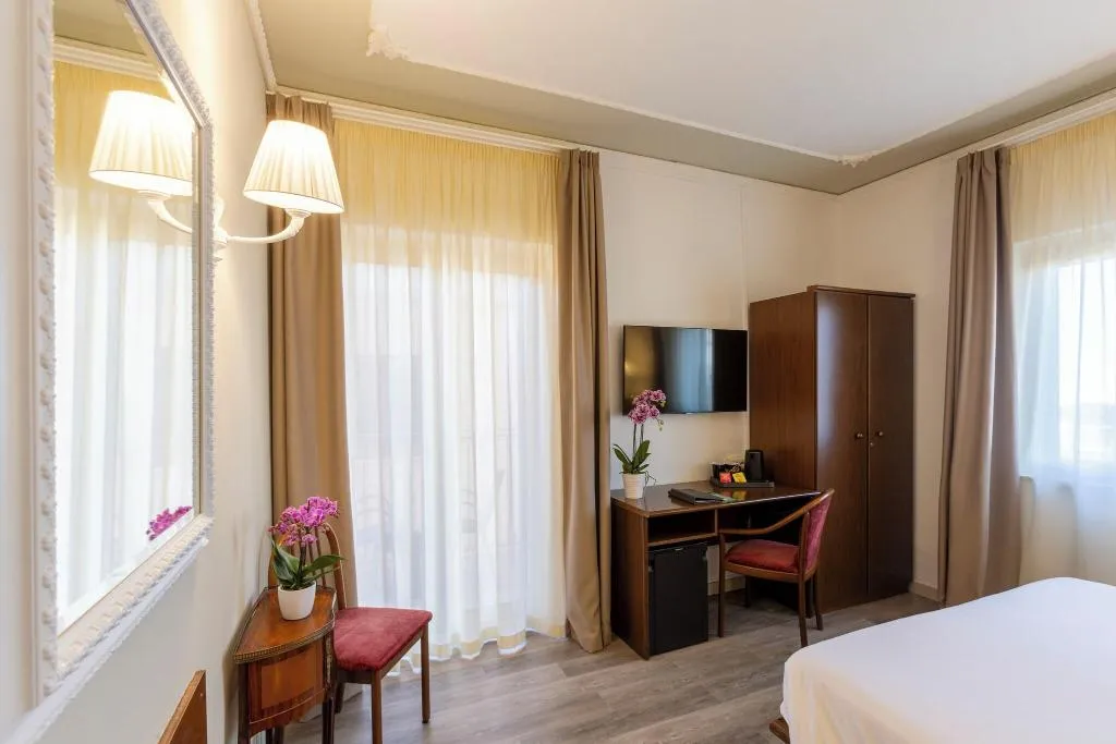 DOUBLE CLASSIC QUEEN BED Room, Hotel Central, Naples
