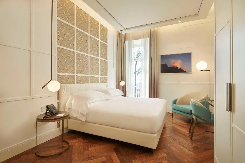 DOUBLE Accessible KING SIZE BED Room, de Bonart Naples-Curio Collection by Hilton, Naples