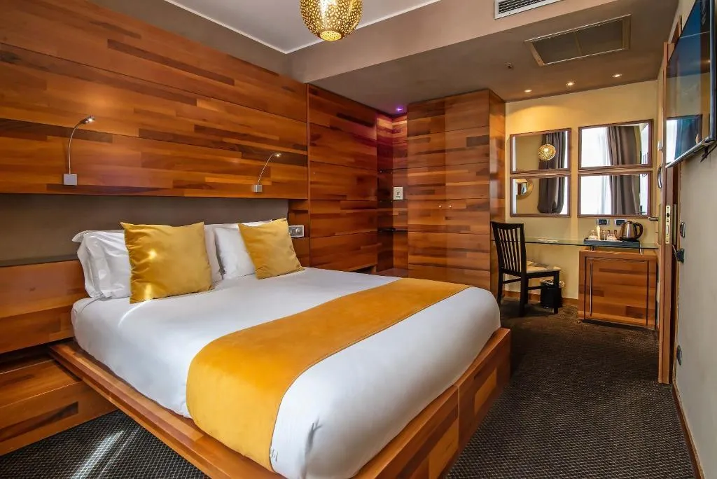 DOUBLE SUPERIOR Room, Tritone, Rome
