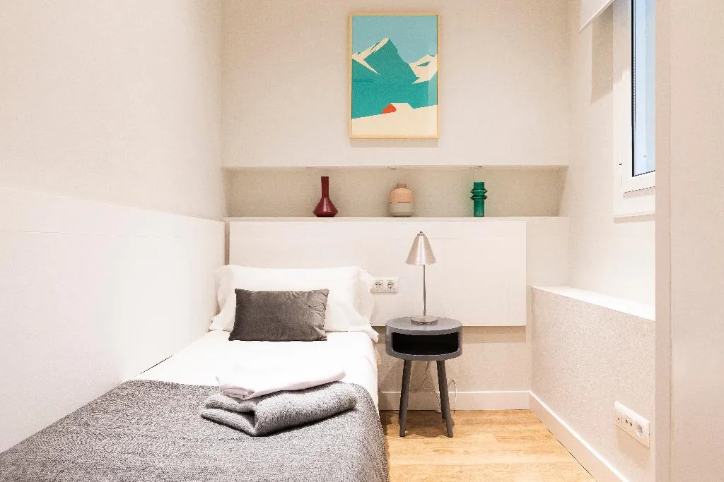APARTMENT CAPACITY 6 THREE BEDROOM Room, Aspasios Urquinaona Design, Barcelona