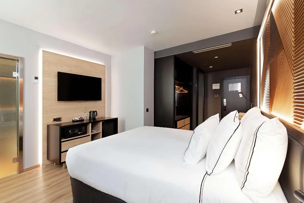 DOUBLE QUEEN SIZE BED Room, Melia Avenida America, Madrid