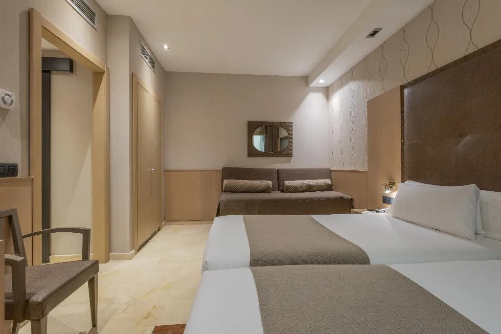 TRIPLE CAPACITY 1 Room, Gran Hotel Barcino 4*S, Barcelona