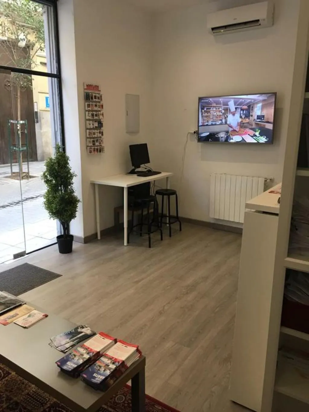 Sports and Entertainment, Hostal Pizarro, Madrid