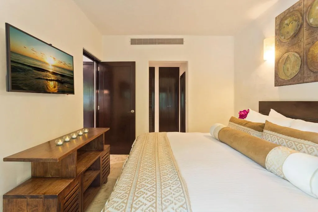 DOUBLE KING BED ONE BEDROOM  Room, El Taj Ocean Front and Beachside Condo Hotel, Playa Del Carmen