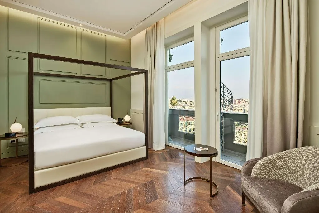 JUNIOR SUITE SEA VIEW Room, de Bonart Naples-Curio Collection by Hilton, Naples