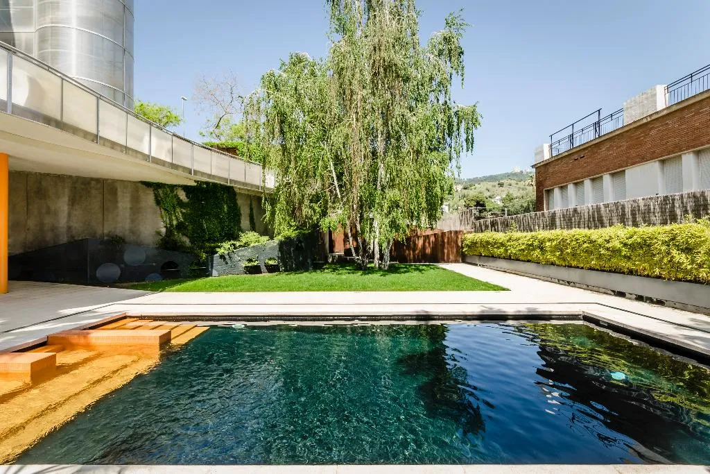 Pool, Ikonik Angli, Barcelona