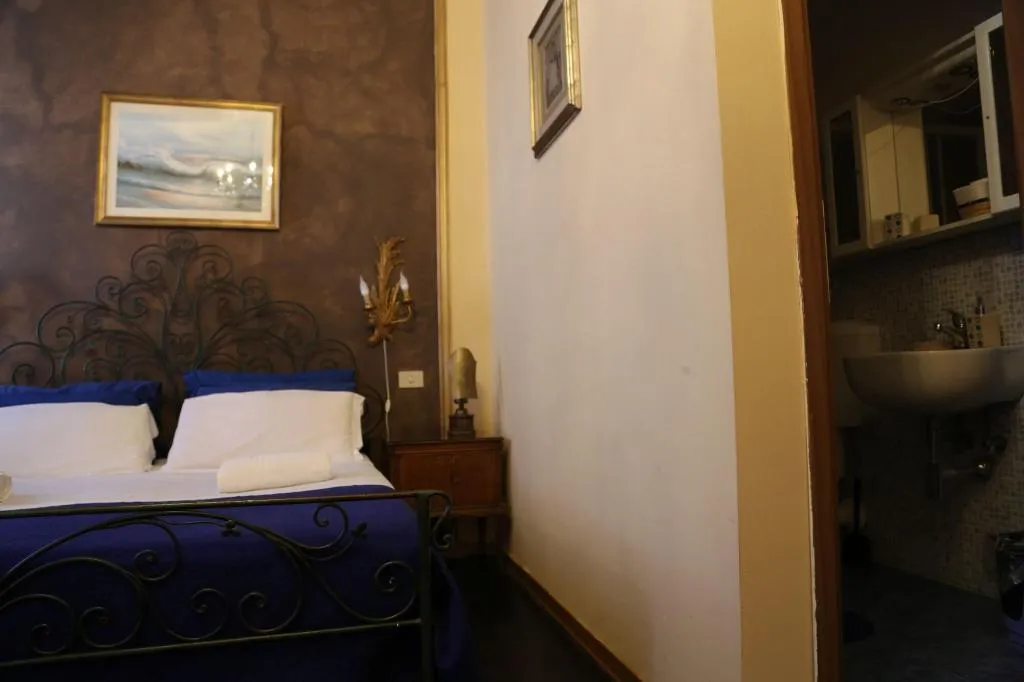 Room, Riverbanks, Florence