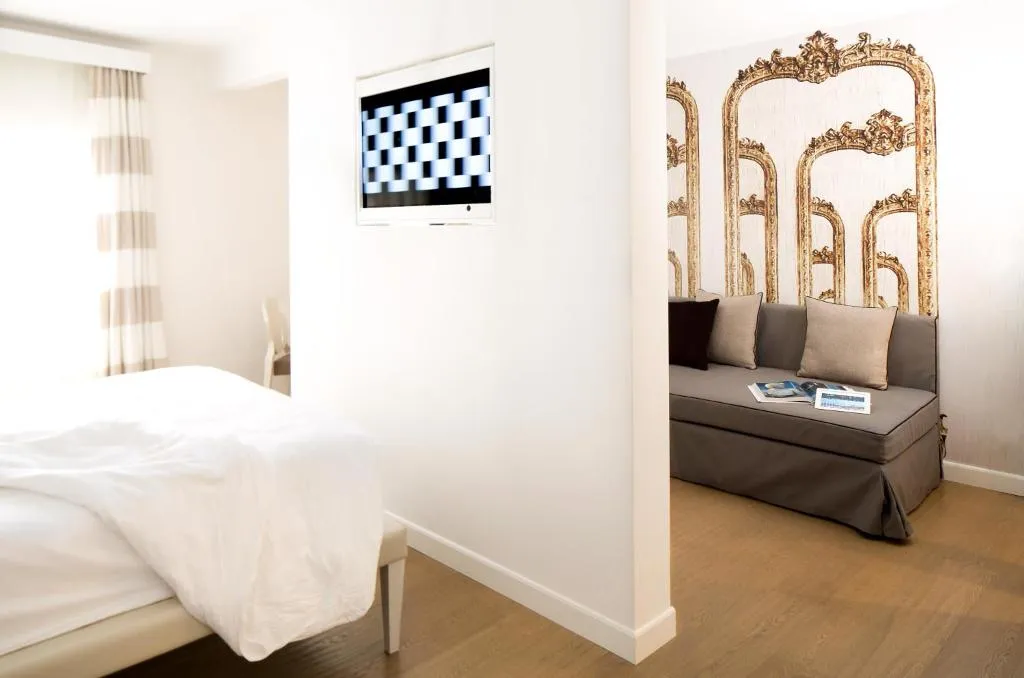 General view, Via Del Corso Home, Rome