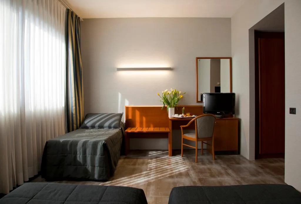 QUADRUPLE TWO DOUBLE BEDS ONE BEDROOM  Room, Zone, Rome