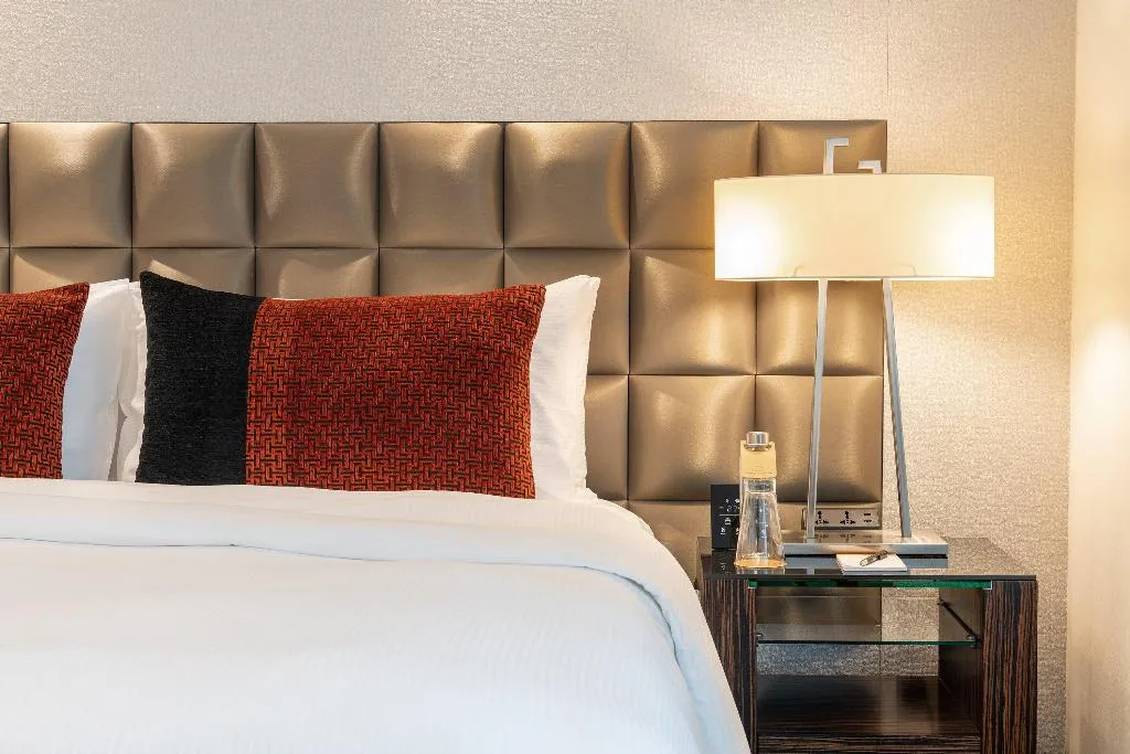 SUITE KING SIZE BED Room, voco Bonnington Dubai, Dubai