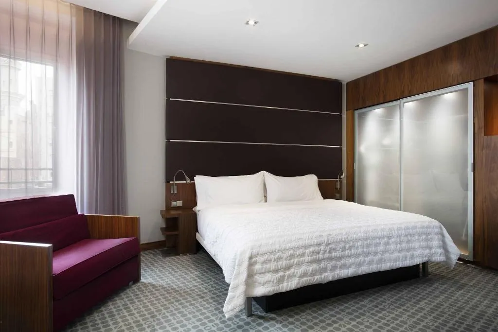 DOUBLE DELUXE KING BED Room, Le Meridien Barcelona, Barcelona