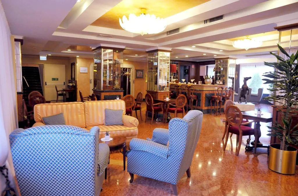 Lobby, Santa Barbara, Milan