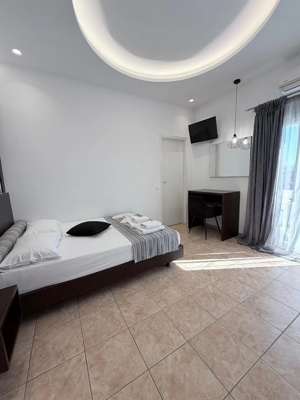QUADRUPLE STANDARD Room, Villa Livadaros, Santorini