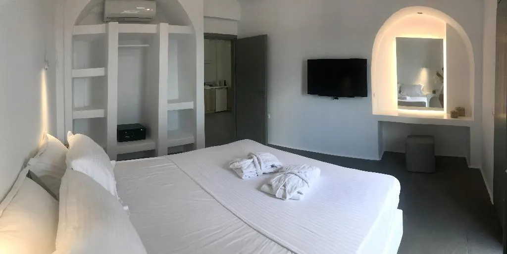 SUITE WITH JACUZZI Room, Amphitrite Suites Santorini, Santorini