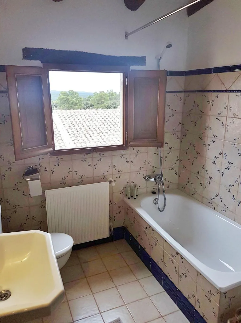 Room, Benali, Valencia
