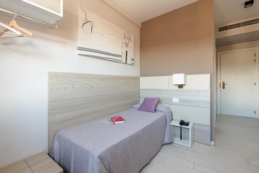 SINGLE STANDARD Room, Cristina, Naples
