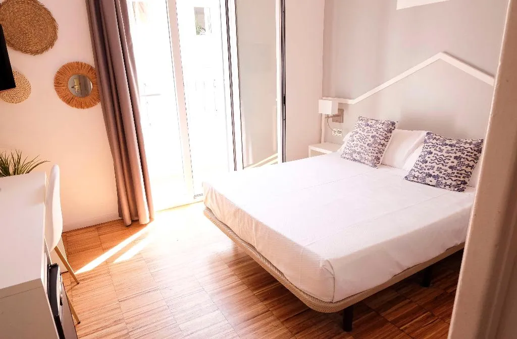 Room, Subur, Costa Brava