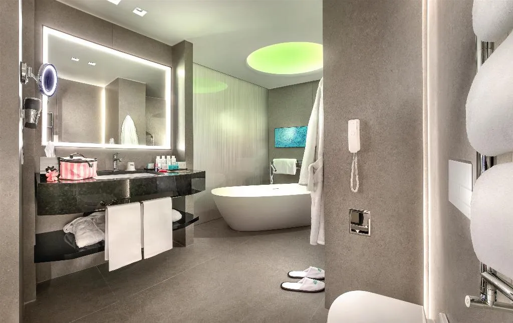 Room, Cavour, Milan