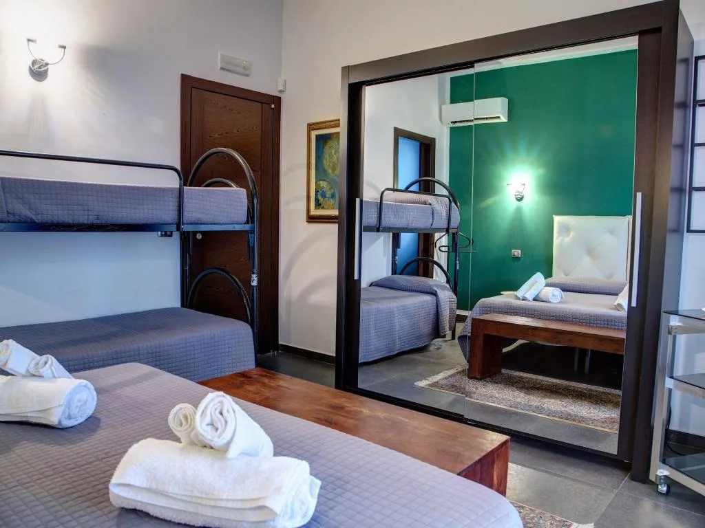 Room, Antichi Ricordi, Catania