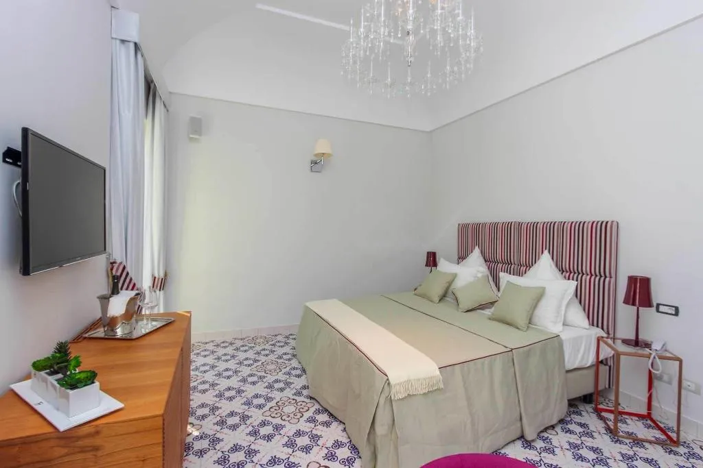 Room, Diecisedici, Naples