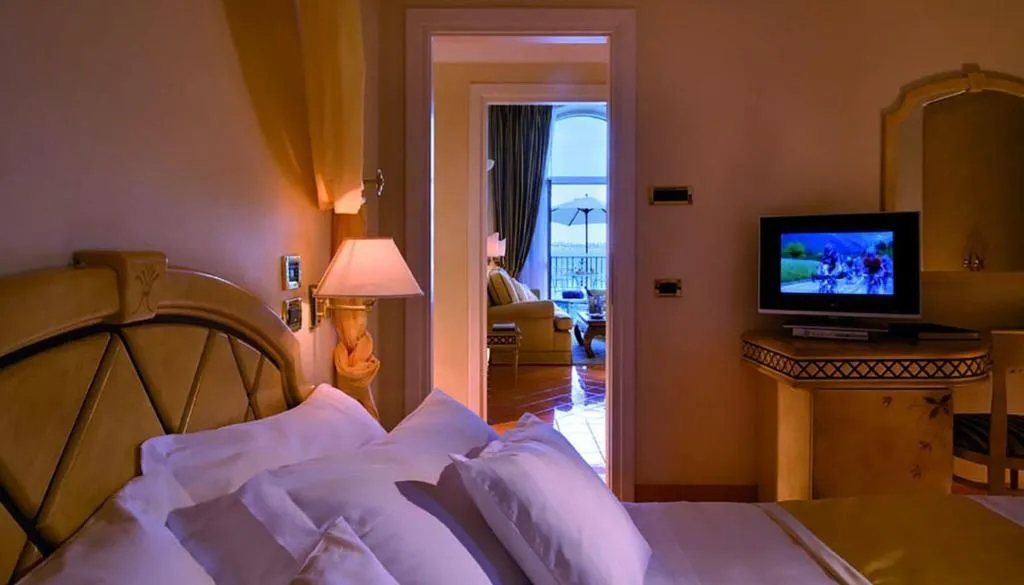 Room, Miramare e Castello, Naples
