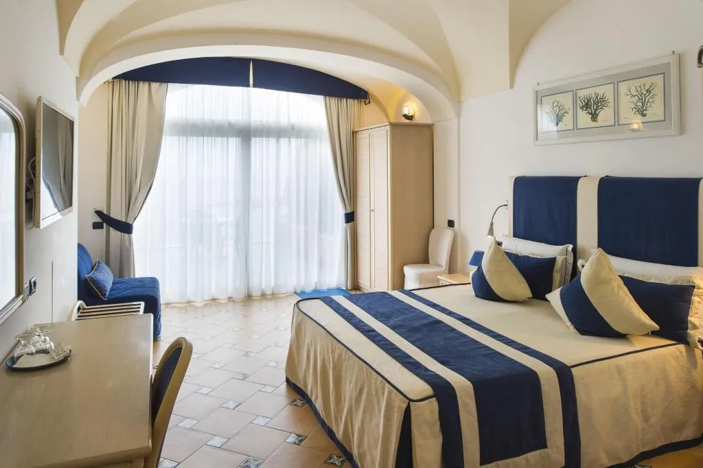 Room, Bellevue, Naples