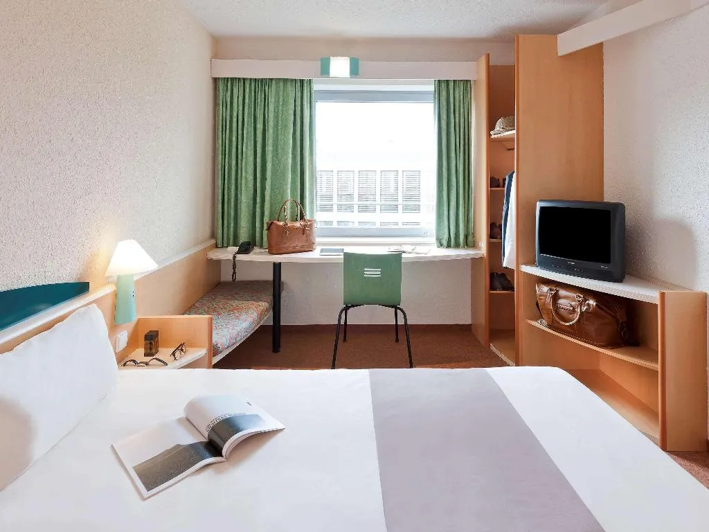 DOUBLE SUPERIOR WITH DOUBLE BED Room, ibis Madrid Alcorcon Tresaguas, Madrid