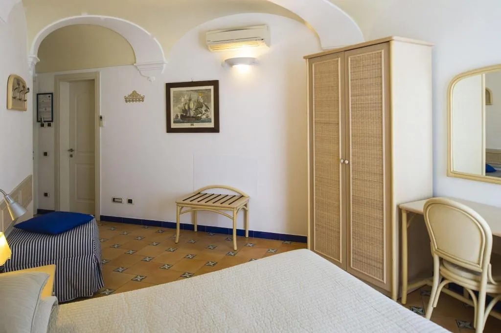 Room, Bellevue, Naples