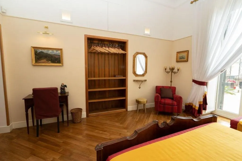 Room, Moon Luxury Rooms & Apartments, Naples