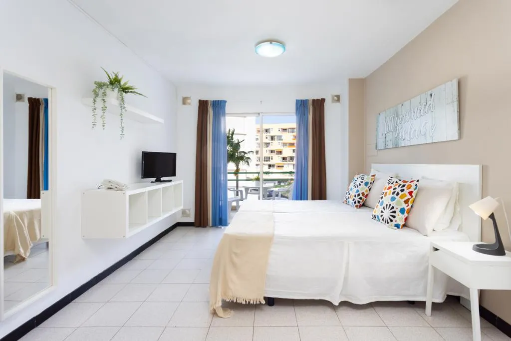 Room, Comodoro, Tenerife