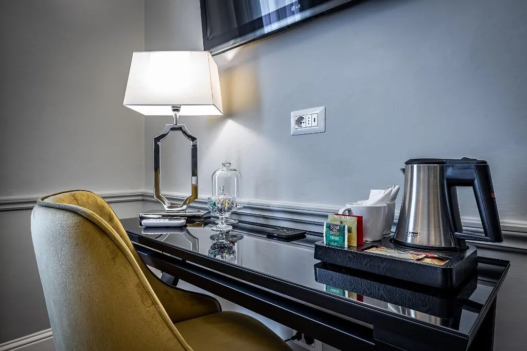 QUADRUPLE SUPERIOR Room, Hotel Ungherese Small Luxury Hotel, Florence