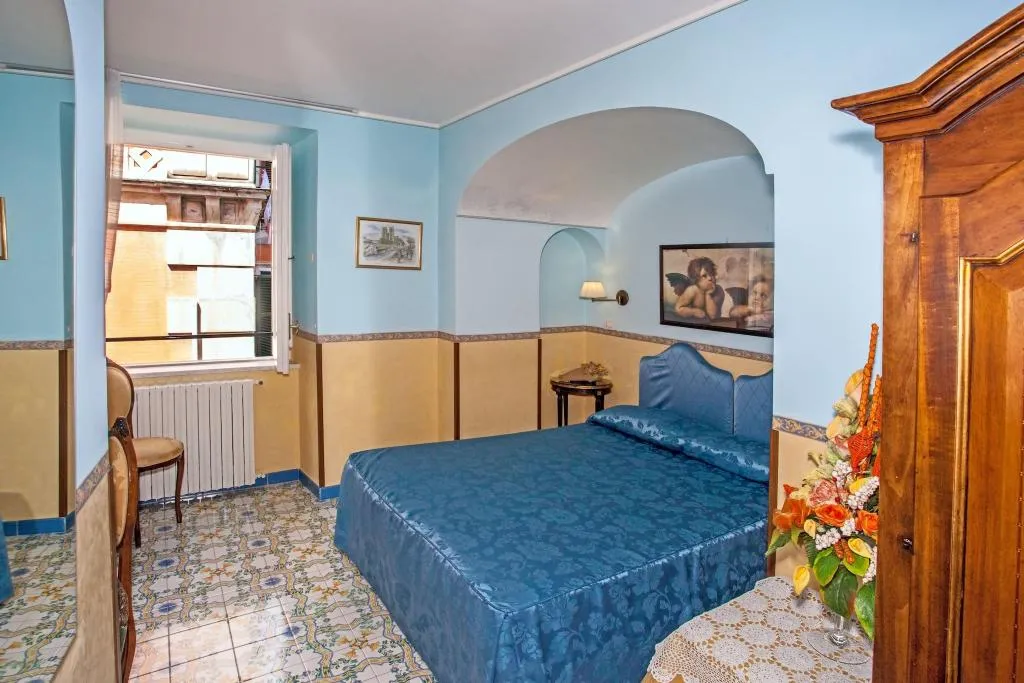 DOUBLE CLASSIC QUEEN BED Room, Amalfi, Naples