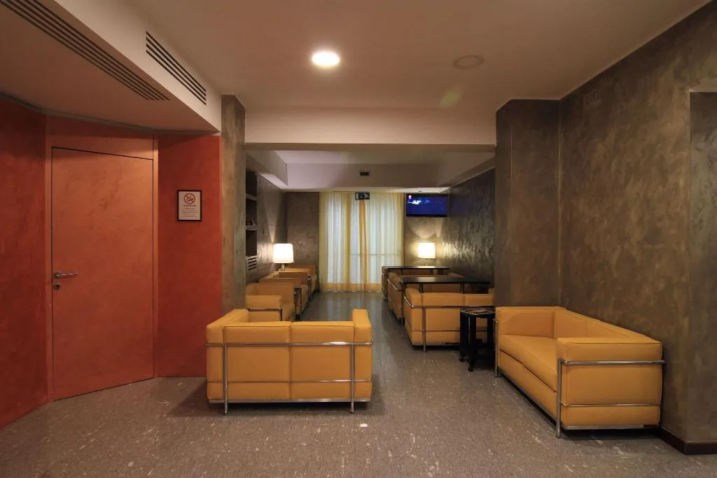 Lobby, Metro, Milan
