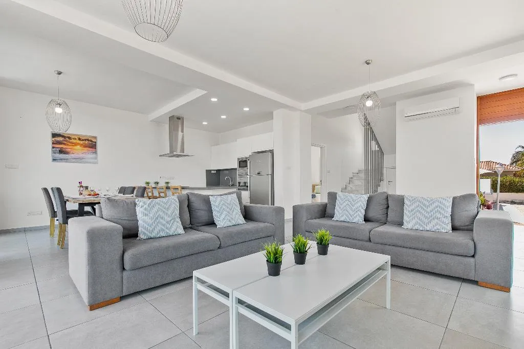 VILLA FIVE BEDROOMS WITH MORE THAN THREE BATHROOMS Room, Sea Point Villas, Cyprus