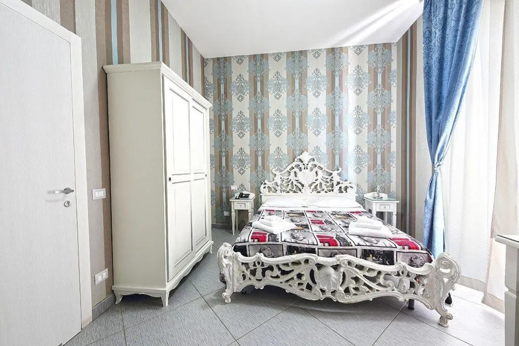 Room, New Sayonara, Naples
